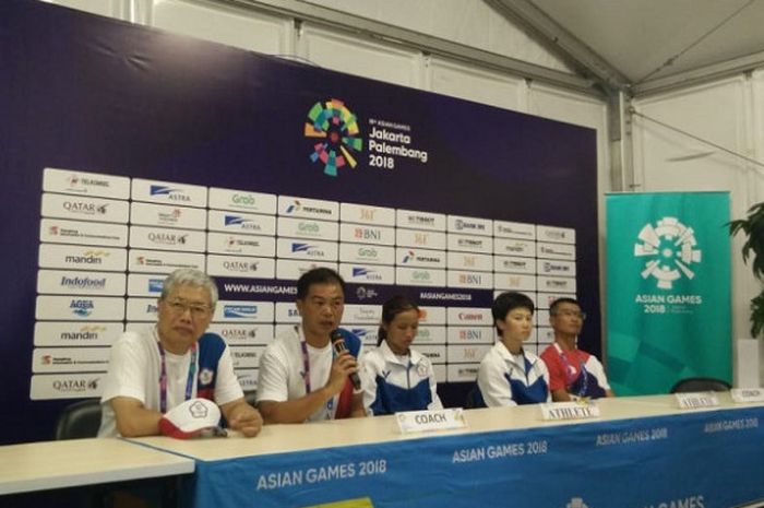 Tim rollerskate Taiwan berbicara dalam konferensi pers setelah turun dari nomor  womens road 20 km race, Jumat (31/8/2018).