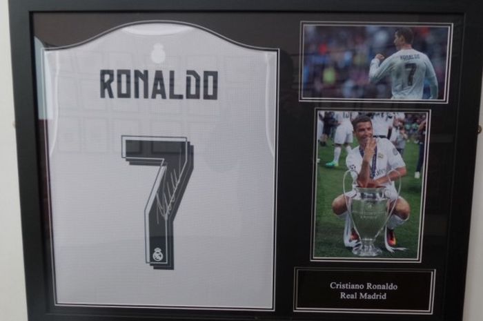 Kostum Real Madrid bertanda tangan Cristiano Ronaldo memiliki banderol sebesar 399 pound (sekitar Rp 6,89 juta) di National Football Museum, Manchester, Inggris, pada Minggu (7/5/2017).
