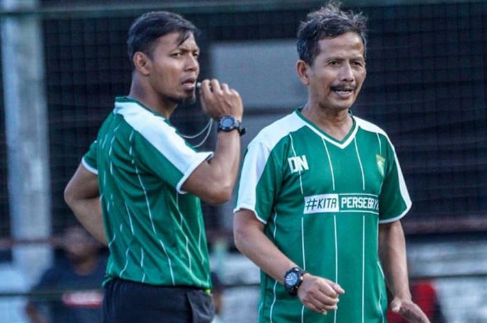   Pelatih baru Persebaya Surabaya, Djadjang Nurdjaman, memimpin latihan bersama asisten pelatih, Bej