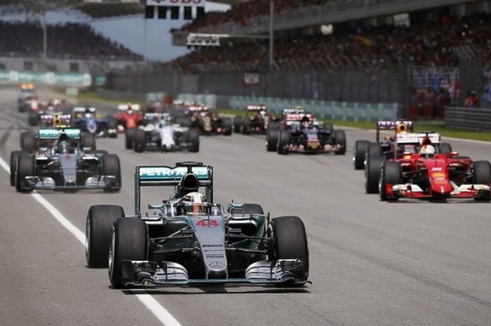 Pebalap Mercedes AMG Petronas F1, Lewis Hamilton, memimpin jalannya balapan sesaat setelah melakukan start pada GP Malaysia di Sirkuit Sepang, 29 Maret 2015.