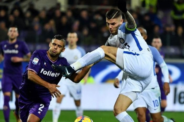 Penyerang Inter Milan, Mauro Icardi (kanan) berduel dengan bek Fiorentina, Vincent Laurini, dalam laga kedua tim dalam ajang Liga Italia di Stadion Artemio Franchi, Firenze, pada Sabtu (6/1/2017) dini hari WIB.