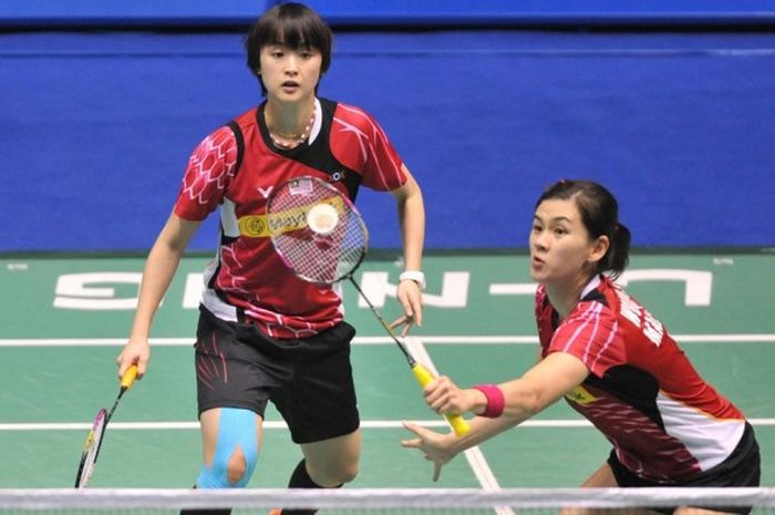 Pasangan ganda putri Malaysia, Vivian Kah Mun Hoo (kanan)/Khe Wei Woon, saat bertanding melawan Tang Jinhua/Zhong Qianxin (China) pada babak semifinal China Masters di Olympic Sports Center Xincheng Gymnasium, Changzhou, Jiangsu, China, 18 April 2015.