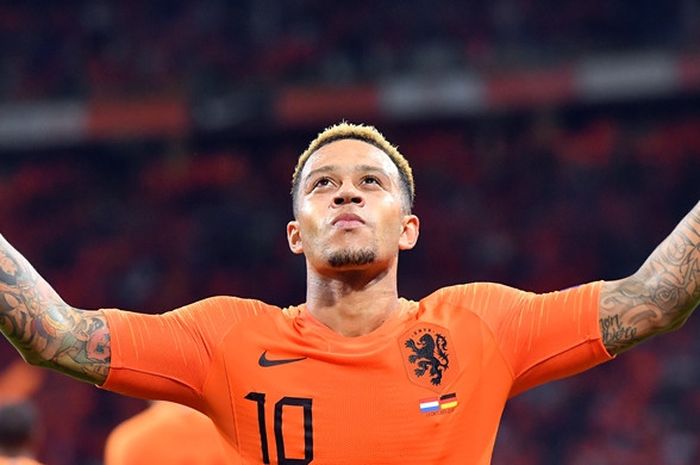 Penyerang Belanda, Memphis Depay, merayakan gol yang dicetak ke gawang Jerman dalam laga UEFA Nations League di Stadion Johan Cruijff ArenA, Amsterdam, Belanda pada 13 Oktober 2018.