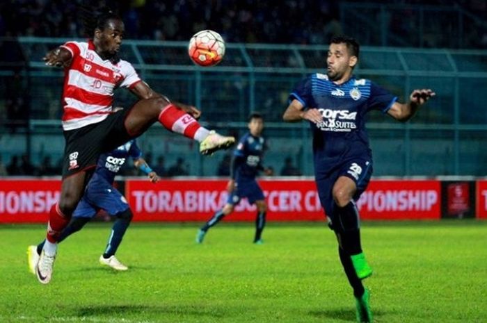 Duel duo gelandang asing, Marcio Teruel (kanan) dari Arema, dan Erick Weeks Lewis milik Madura United dalam laga perdana putaran kedua TSC di Stadion Kanjuruhan, Kabupaten Malang, Jumat (2/9/2016) malam.