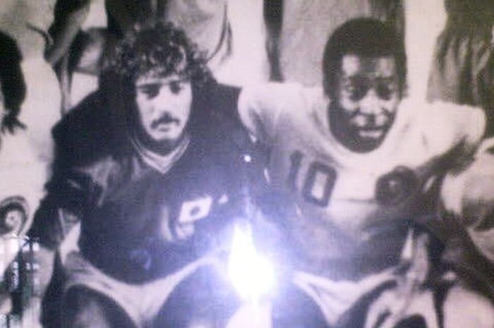 Jairo Matos saat bertanding melawan Pele pada sebuah laga yang mempertemukan Japan Selection vs New York Cosmos pada tahun 1976 di Osaka, Jepang.
