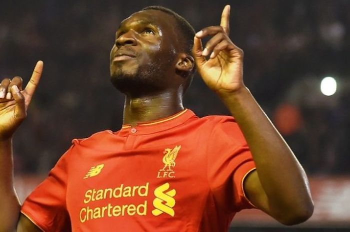 Penyerang Liverpool, Christian Benteke, bersyukur usai mencetak gol ke gawang Chelsea, Rabu (11/5/2016). 