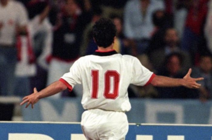 Penyerang AC Milan, Dejan Savicevic, melakukan selebrasi seusai mencetak gol indah ke gawang Barcelona dalam final Liga Champions 1994 di Olympic Stadium, Yunani.