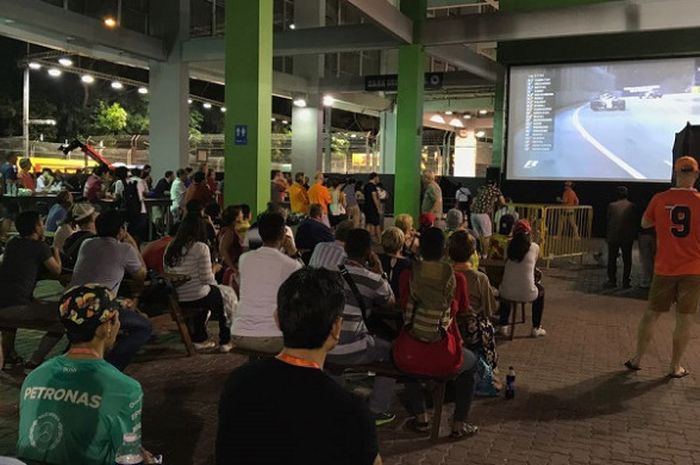 Sejumlah penonton menyaksikan balapan Formula 1 GP Singapura melalui layar, Minggu (17/9/2017).