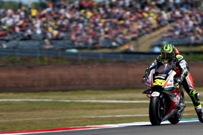 Cal Crutchlow saat balapan MotoGP di Sirkuit Assen, Belanda, Minggu (1/7/2018).