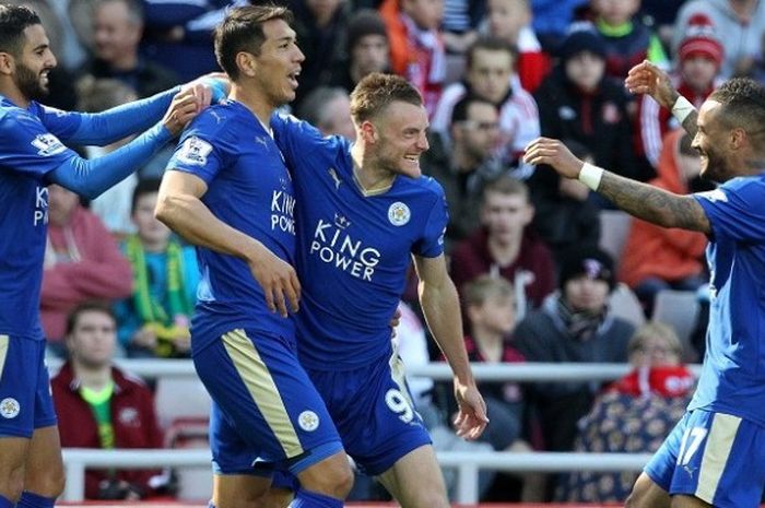 Penyerang Leicester City, Jamie Vardy (kedua dari kanan), merayakan gol ke gawang Sunderland, dalam lanjutan Premier League di Stadium of Light, Minggu (10/4/2016). 