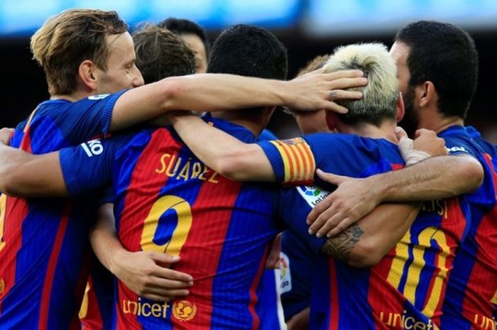 Para pemain FC Barcelona merayakan gol yang dicetak ke gawang Real Betis dalam pertandingan La Liga di Camp Nou, Barcelona, Spanyol, 20 Agustus 2016.