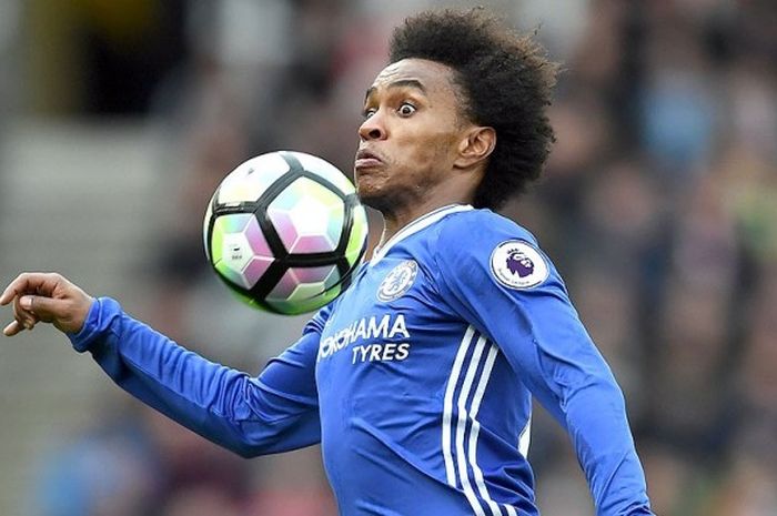 Gelandang Chelsea, Willian, berupaya mengontrol bola dalam laga lanjutan Liga Inggris 2016-2017 melawan Stoke City di Stadion Bet365, Stoke on Trent, pada 18 Maret 2017.