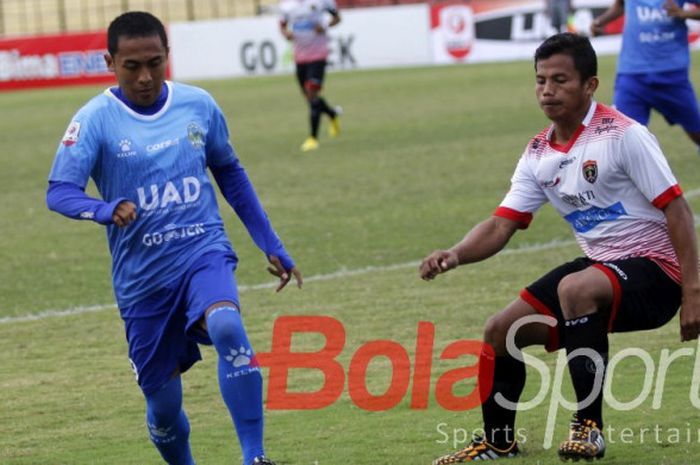 Pemain PSIM Yogyakarta, Dicky Prayoga (biru), saat menghadapi Persinga Ngawi di Stadion Ketonggo, Ngawi, Sabtu (5/8/2017).