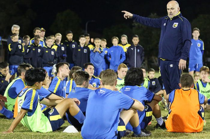 Mike Phelan saat sedang memberikan instruksi kepada pemain muda Central Coast Mariners