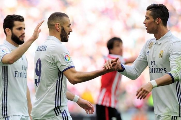 Karim Benzema (tengah) dan Cristiano Ronaldo (kanan) merayakan gol Real Madrid ke gawang Athletic Bilbao pada partai lanjutan La Liga - kasta teratas Liga Spanyol - di Stadion San Mames, Sabtu (18/3/2017).