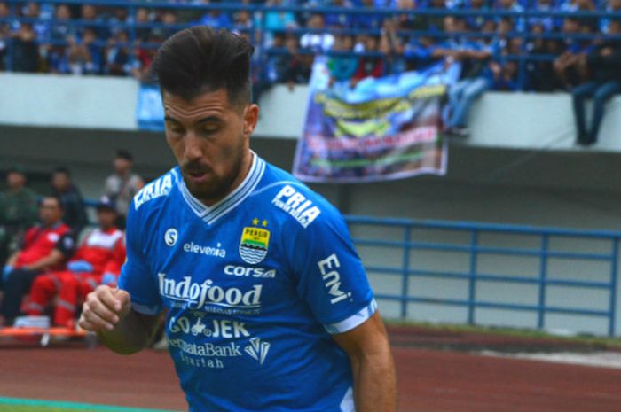 Striker Persib Bandung asal Argentina, Jonathan Bauman pada laga kontra Sriwijaya FC di Stadion Gelora Bandung Lautan Api, Sabtu (4/8/2018).