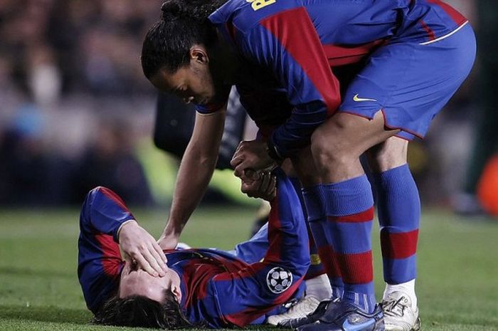 Ronaldinho saat masih bermain bersama Lionel Messi di FC Barcelona