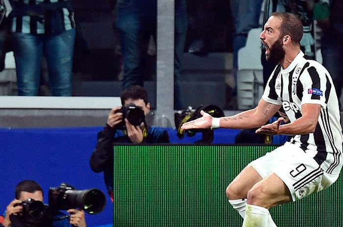 Penyerang Juventus, Gonzalo Higuain, melakukan selebrasi seusai mencetak gol ke gawang Olympiacos dalam laga lanjutan Grup D Liga Champions 2017-2018 di Stadion Juventus, Turin, Italia, pada 27 September 2017.