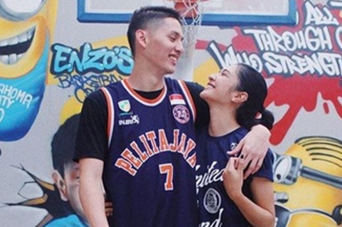 Mikha Tambayong dan kekasihnya yang merupakan pemain Pelita Jaya Jakarta, Daniel Wenas