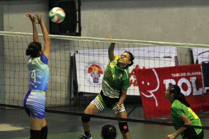 Tim Putri Bahana Bina Pakuan (jersey hijau) menghadapi Vobgard DKI Jakarta pada perebutan peringkat ketiga Kejurnas Voli Antar Klub U-17, Sabtu (1/12/2017).