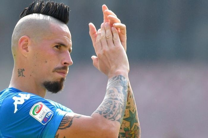 Kapten Napoli, Marek Hamsik, memberikan aplaus kepada suporter seusai pertandingan Liga Italia melawan Cagliari di San Paolo, Napoli, 1 Oktober 2017.