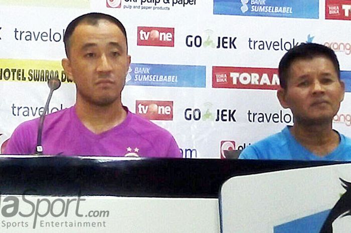 Pelatih Sriwijaya FC, Hartono Ruslan (kanan) dan gelandang Yu Hyun-goo berbicara kepada media dalam konfrensi pers menjelang laga lanjutan Liga 1 menghadapi Persib Bandung di Stadion Gelora Sriwijaya, Jakabaring, Palembang, Senin (4/9/2017).