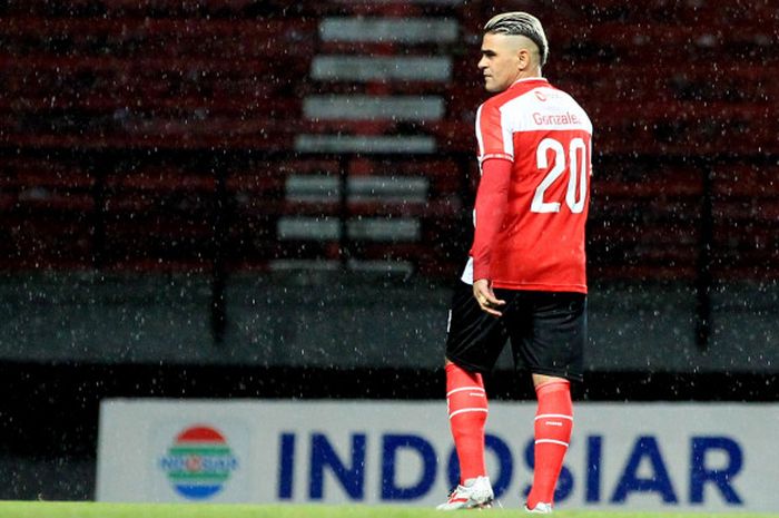 Striker Madura United, Cristian Gonzales saat membela timnya bersua Perseru pada laga perdana kedua tim untuk Piala Presiden 2018 di Stadion Gelora Bangkalan, 18 Januari 2018. 