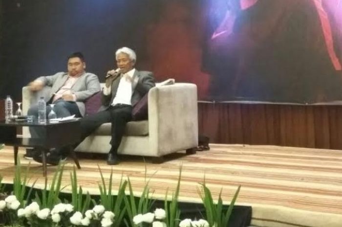 Direktur Teknik timnas Indonesia, Danurwindo (kanan) berbicara di depan para pimpinan dan perwakilan media massa nasional dalam acara 