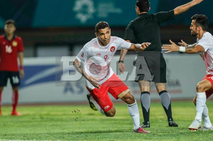 Selebrasi penyerang tim nasional U-23 Indonesia, Alberto Goncalves, seusai mencetak gol ke gawang Laos, pada pertandingan lanjutan Grup A sepak bola Asian Games 2018, di Stadion Patriot, Jumat (17/8/2018). 