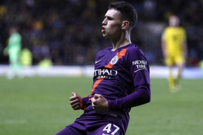 Pemain muda Manchester City, Phil Foden, berselebrasi usai membobol gawang Oxford United pada ajang Piala Liga Inggris atau Carabao Cup yang berlangsung di Stadion Kassam, Oxford, Inggris, pada 25 September 2018.