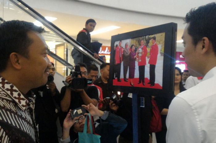 Legenda bulu tangkis Indonesia, Taufik Hidayat (kanan), berbincang dengan Mentri Pemuda dan Olahraga, Imam Nahrawi, di sela-sela acara Journalist Photo Exhibition 