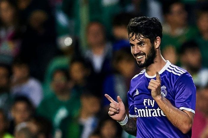 Gelandang serang Real Madrid, Isco Alarcon, merayakan gol dalam pertandingan La Liga melawan Real Betis di Benito Villamarin Stadium, Sevilla, Spanyol, 15 Oktober 2016. 