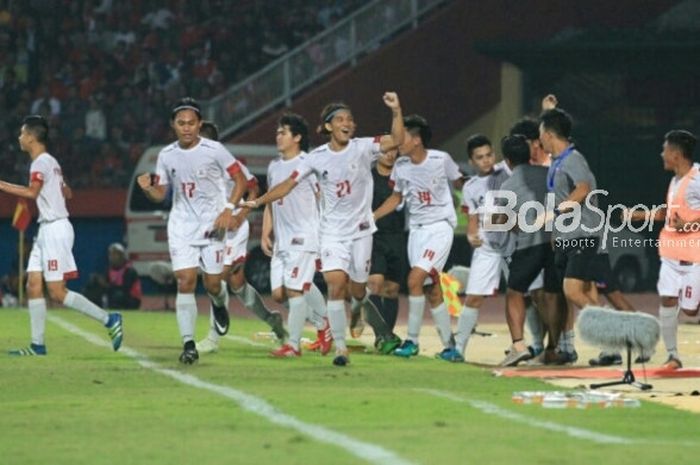 Pemain timnas U-19 Filipina merayakan gol ke gawang timnas U-19 Indonesia di Stadion Gelora Delta, Sidoarjo, Kamis (5/7/2018).