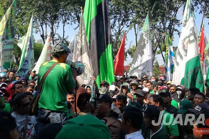  Ratusan massa Bonek melakukan demo di kantor manajemen Persebaya, Senin (22/5/2017) menuntut kepastian manajemen memecat Iwan Setiawan. 