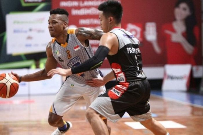 Point guard W88.news Aspac Jakarta, Andakara Prastawa, menjaga ketat pemain asing Satya Wacana Salatiga, Jarron Crump, pada pertandingan pertama Seri I Indonesian Basketball League (IBL) 2017 di GOR Kertajaya, Surabaya, Jumat (20/1/2017).