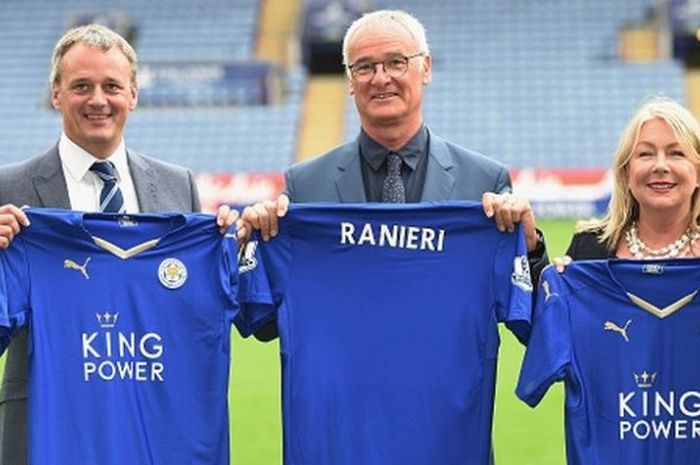 Manajer Leicester City, Claudio Ranieri (tengah), dikenalkan kepada publik sebagai pelatih baru The Foxes di Stadion King Power, Leicester, Inggris, 20 Juli 2015.