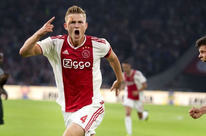 Pemain Ajax Amsterdam, Matthijs de Ligt, merayakan gol yang dicetak ke gawang Standard Liege dalam laga kualifikasi Liga Champions di Johan Cruijff ArenA, Amsterdam, Belanda pada 14 Agustus 2018.