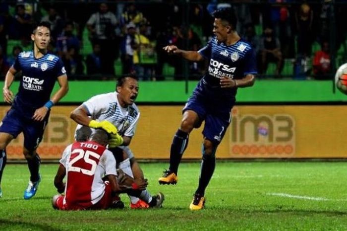 Kiper Arema, Achmad Kurniawan berteriak saat ditabrak striker PSM Makassar, Titus 'Tibo' Bonai di Stadion Gajayana, Kota Malang, Jumat (14/10/2016) malam.
