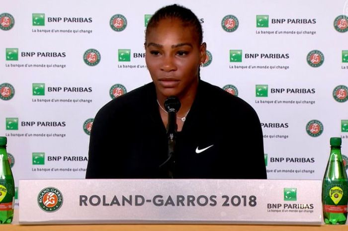 Serena Williams saat berbicara pada sesi konferensi pers usai memutuskan mundur dari babak 16 besar Roland Garros 2018, Senin (4/6/2018).