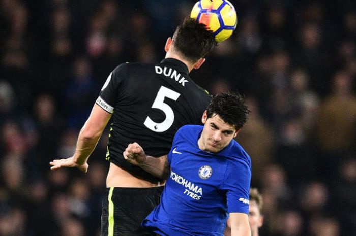 Penyerang Chelsea, Alvaro Morata, berduel dengan bek Brighton & Hove Albion, Lewis Dunk, pada laga di Stamford Bridge, Selasa (26/12/2017)