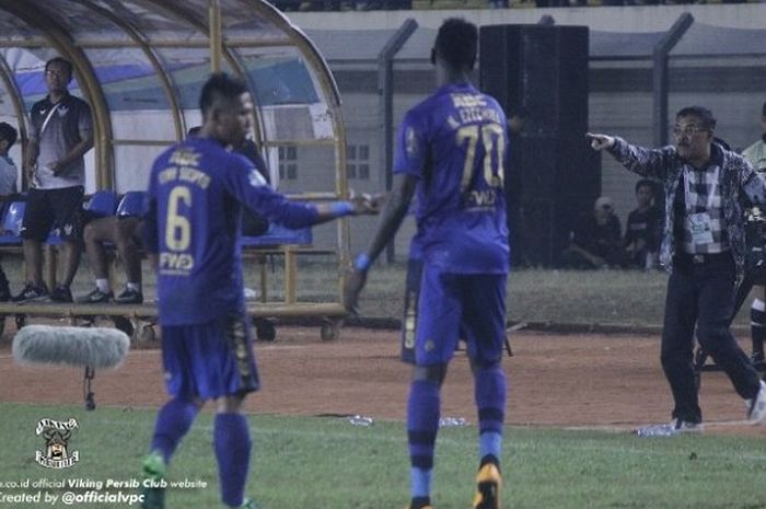 Manajer Umuh Muchtar terlihat menginstruksikan sesuatu pada pemain Persib Bandung saat menghadapi Persegres Gresik di Stadion Si Jalak Harupat, Minggu (20/8/2017)