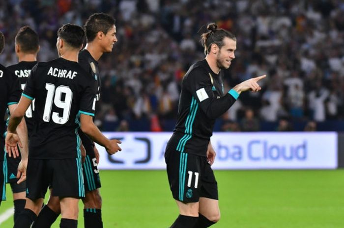 Pemain Real Madrid, Gareth Bale (kanan), merayakan gol yang dia cetak ke gawang Al Jazira dalam laga semifinal Piala Dunia Antarklub di Stadion Sheikh Zayed Sports City, Abu Dhabi, Uni Emirat Arab, pada 13 Desember 2017.