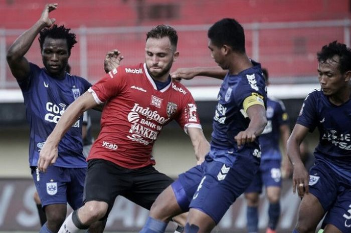 Ibrahim Conteh saat berjibaku dengan Ilija Spasijevic di laga uji coba Bali United kontra PSIS Semarang, Rabu (10/1/2018).