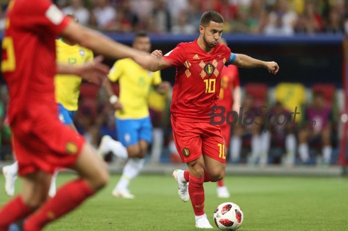 Gelandang serang Belgia, Eden Hazard, mencoba melewati hadangan pemain Brasil dalam duel babak perempat final Piala Dunia 2018, 6 Juli 2018, di Kazan Arena.