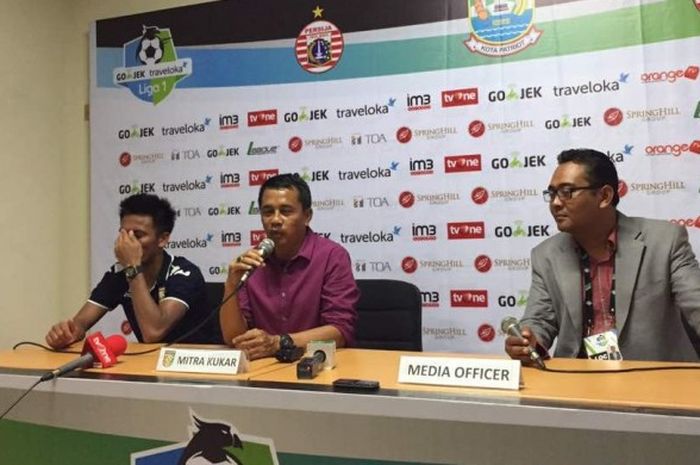 Pelatih Mitra Kukar, Jafri Sastra (tengah), dan gelandang Bayu Pradana (kiri) dalam sesi temu pers pasca-laga di Stadion Patriot Candrabhaga, Bekasi, Jawa Barat, Minggu (14/5/2017).