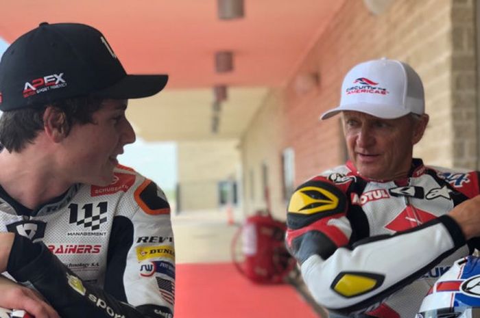 Pebalap Moto2 asal Amerika, Joe Roberts, berbincang-bincang dengan salah satu legenda MotoGP, Kevin Schwantz di Circuit of the Americas, Austin, Amerika Serikat.