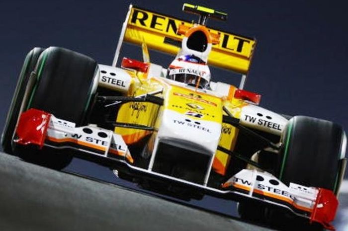 Pebalap Renault, Romain Grosjean, tampil pada sesi latihan bebas GP Abu Dhabi 2009 yang berlangsung di Sirkuit Yas Marina, Uni Emirat Arab, 30 Oktober 2009.