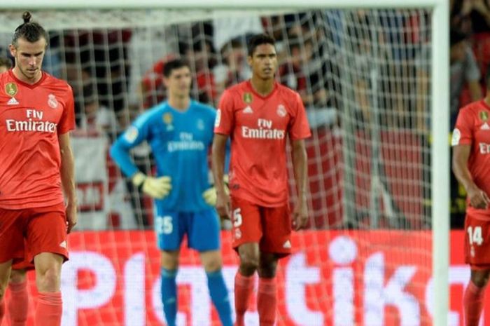 Gareth Bale (kiri) dan pemain lain Real Madrid menunjukkan ekspresi lesu seusai kebobolan gol ketiga Sevilla dalam laga Liga Spanyol di Ramon Sanchez Pizjuan, Sevilla, 26 September 2018.