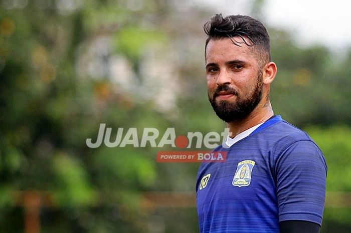 Pemain Persiba Balikpapan, Marlon da Silva, saat tampil melawan tim PS Universitas Negeri Malang dalam laga uji coba di lapangan luar Stadion Gajayana Malang, Jawa Timur, Sabtu (08/04/2017).