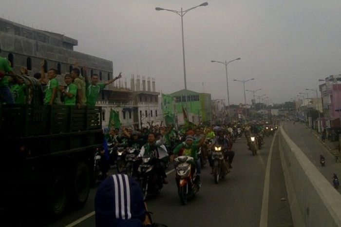 Suporter PSMS Medan bersatu saat menggelar konvoi juara Piala Kemerdekaan tahun 2015.